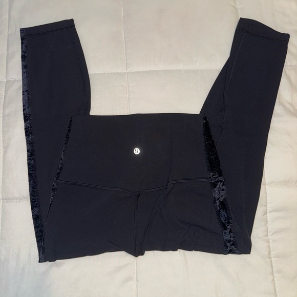 Lululemon Align Super High-Rise Crop *Crushed Velvet
Black special edition - Picture 7 of 13